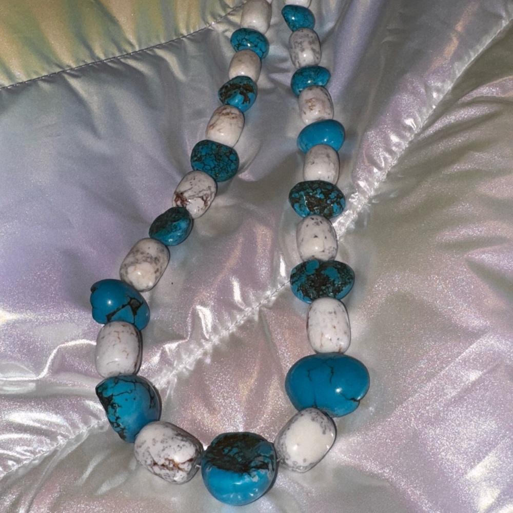 Genuine Turquoise and White Howlite Vintage Beaded Necklace - Picture 4 of 9